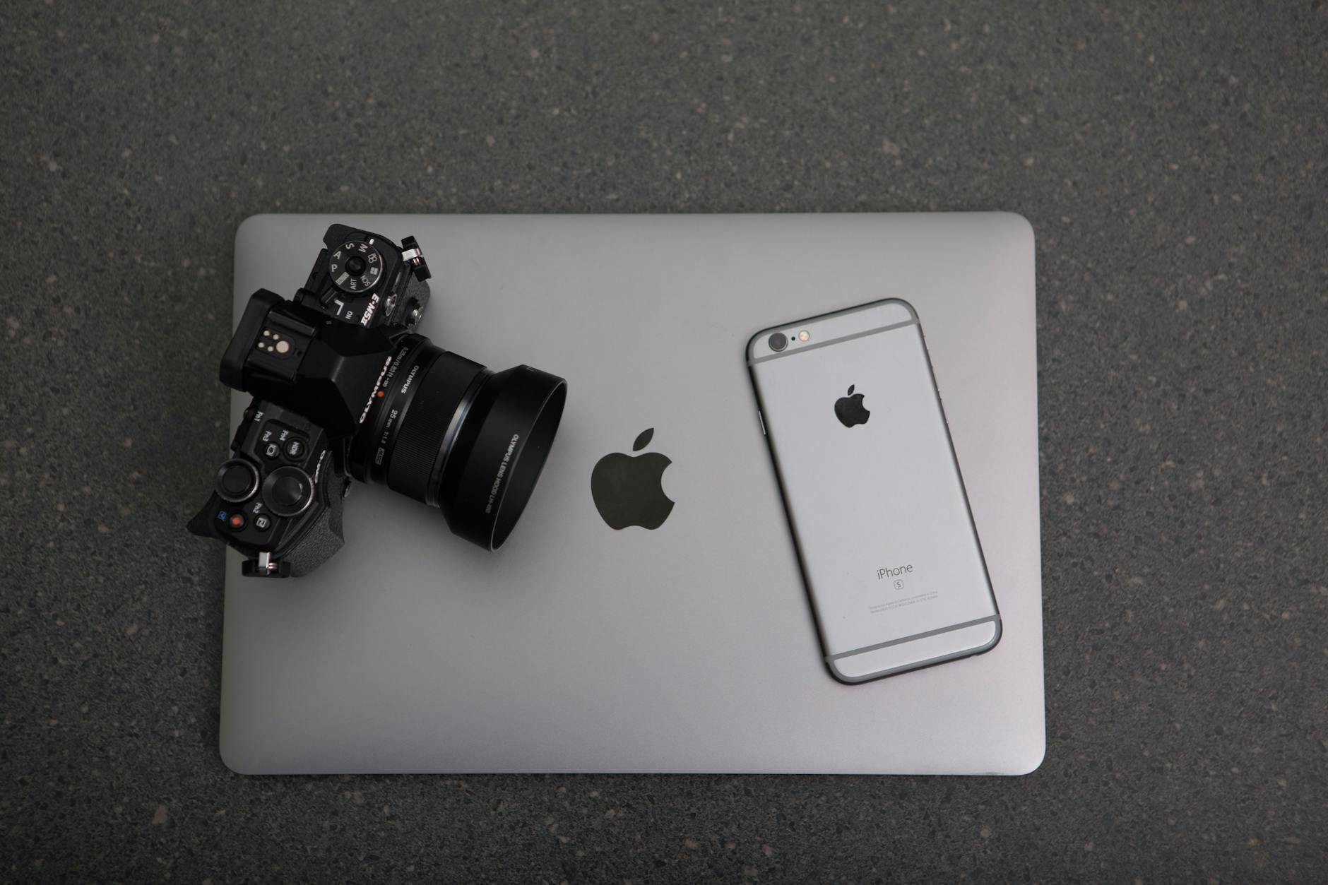 Is Apple Falling Behind in the AI Race? Leadership, Competition, and the Road Ahead